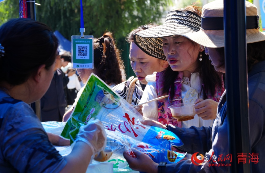 市民選購農(nóng)特產(chǎn)品區(qū)。人民網(wǎng)記者 甘海瓊攝