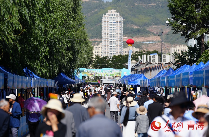 比賽場外的農(nóng)特產(chǎn)品區(qū)。人民網(wǎng)記者 甘海瓊攝