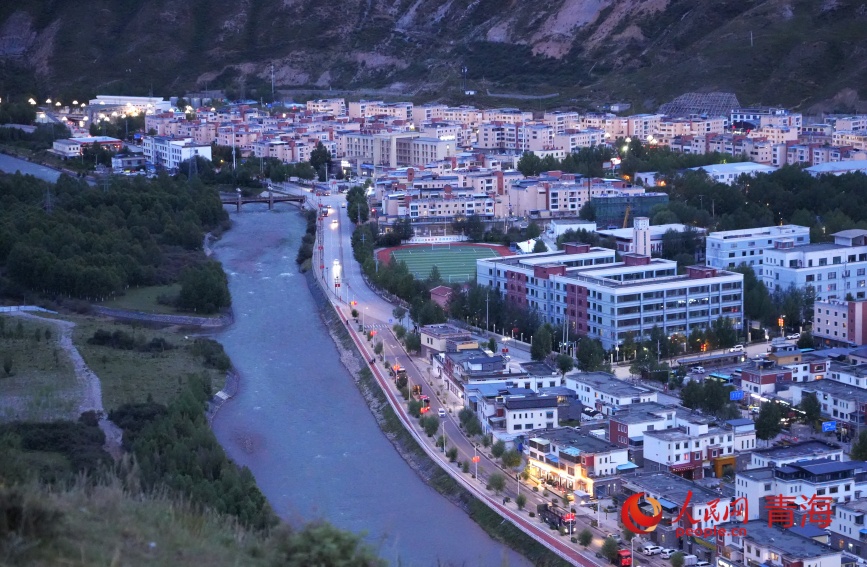 巴塘河流過玉樹。人民網(wǎng)記者 甘海瓊攝