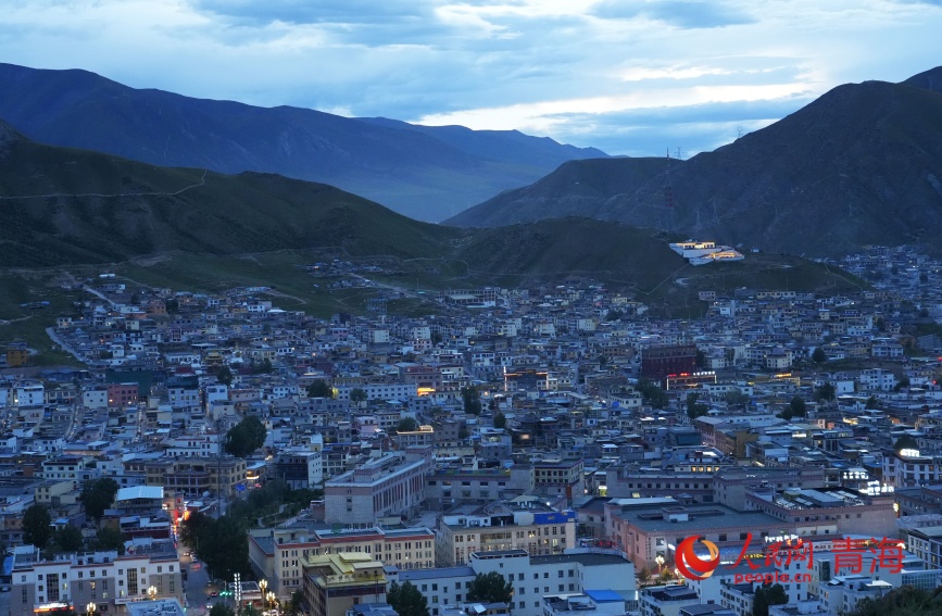 從當(dāng)代山遠(yuǎn)眺。人民網(wǎng)記者 甘海瓊攝 