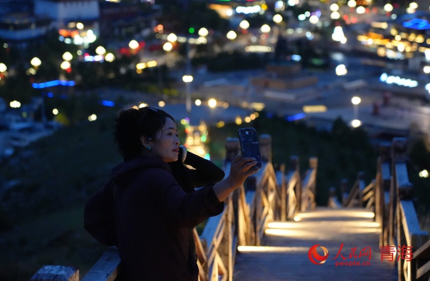 游客在當(dāng)代山。人民網(wǎng)記者 甘海瓊攝