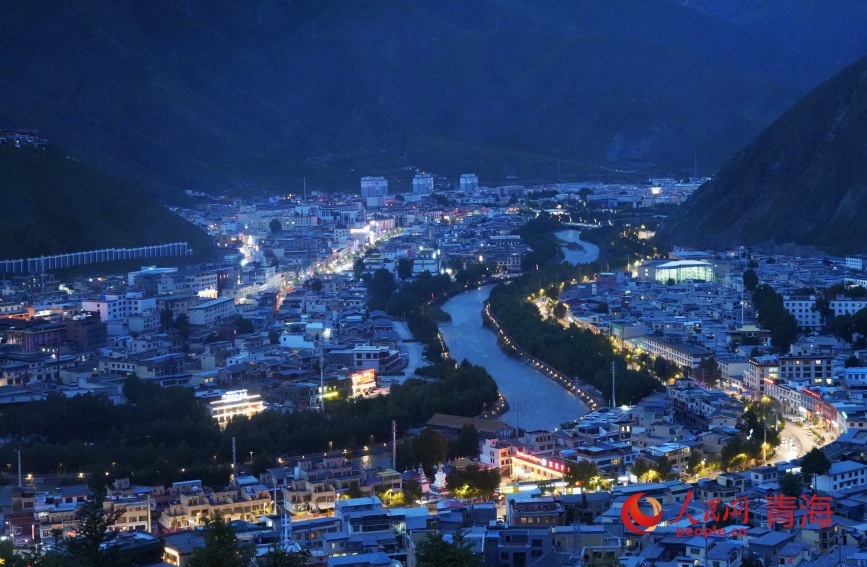 玉樹“藍(lán)調(diào)時刻”。人民網(wǎng)記者 甘海瓊攝 