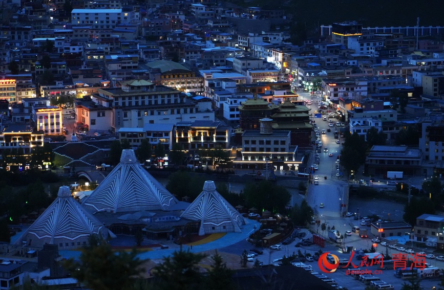 玉樹“藍(lán)調(diào)時刻”。人民網(wǎng)記者 甘海瓊攝 