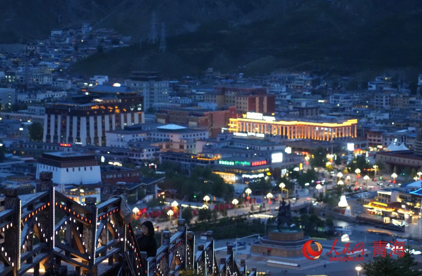 玉樹市街巷亮起燈。人民網(wǎng)記者 甘海瓊攝