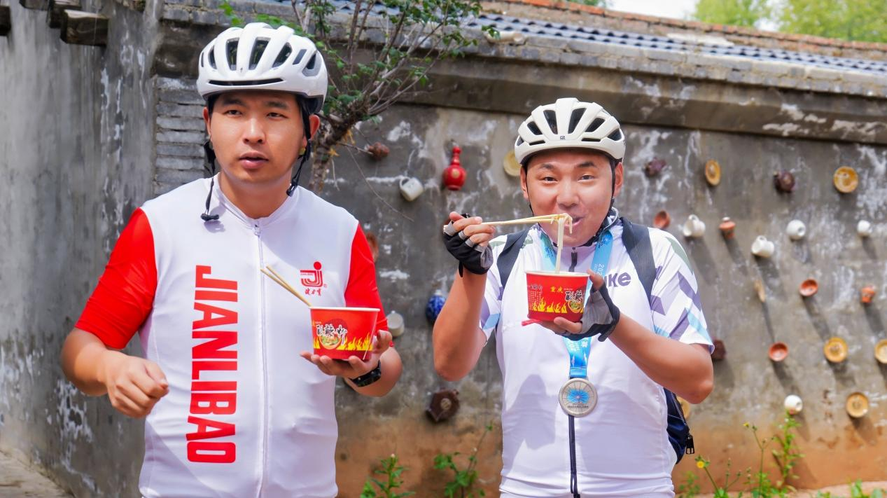 選手在慕容古寨品嘗美食。賽事組委會(huì)供圖