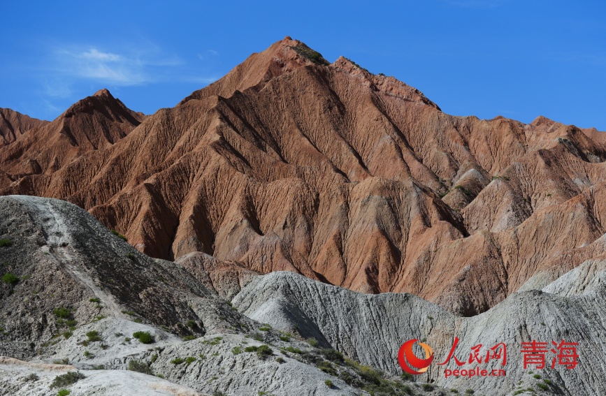 阿什貢七彩峰叢。人民網(wǎng)記者 甘海瓊攝