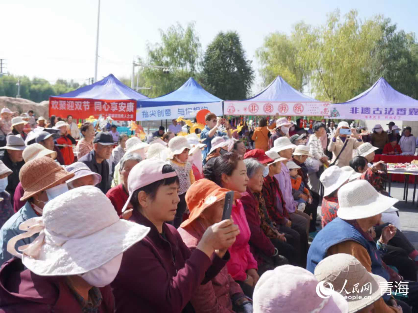 觀看表演的群眾。實習生 王彩宜攝