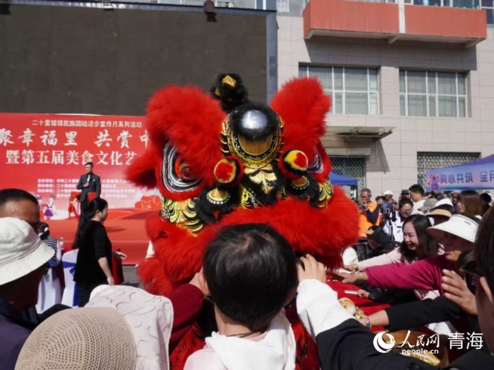 舞獅和觀眾互動。實習生 李英杰攝