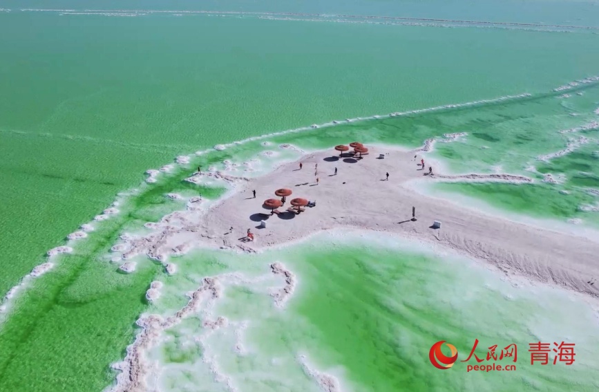 秋日的察爾汗鹽湖。人民網(wǎng)記者 甘海瓊攝