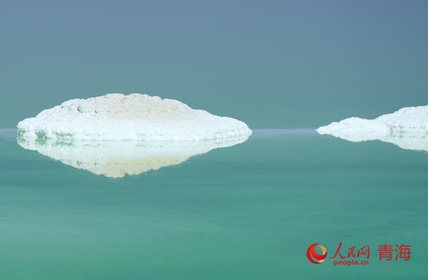 察爾汗鹽湖的鹽花。人民網(wǎng)記者 甘海瓊攝