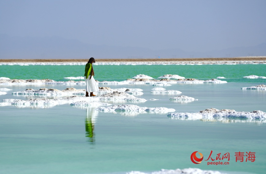 游客在察爾汗鹽湖。人民網(wǎng)記者 甘海瓊攝