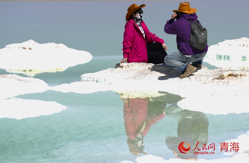 游客在察爾汗鹽湖。人民網(wǎng)記者 甘海瓊攝