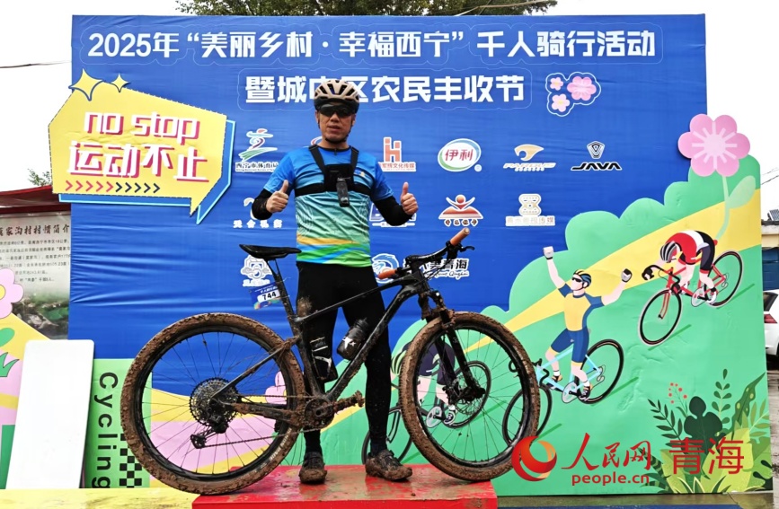 騎行活動(dòng)結(jié)束后選手拍照留念。人民網(wǎng)記者 甘海瓊攝