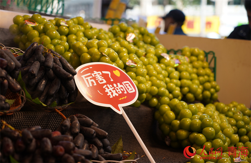 下南關街新鮮的水果。人民網(wǎng) 馬可欣攝