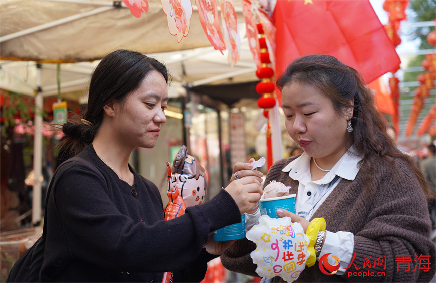 市民品鑒美食。人民網(wǎng) 馬可欣攝