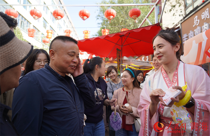 市民參與趣味游戲。人民網(wǎng) 馬可欣攝