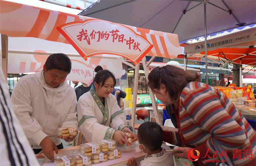 市民品鑒美食。人民網(wǎng) 馬可欣攝