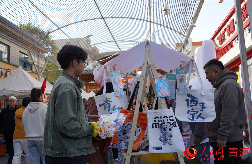 市民游客沉浸式體驗中秋特色活動。人民網(wǎng) 馬可欣攝