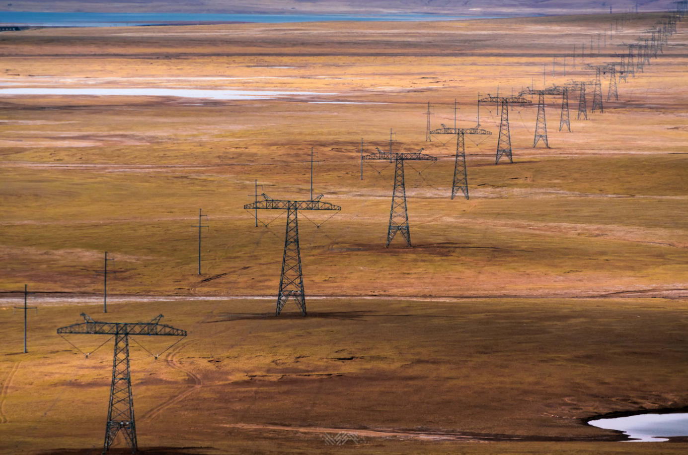 “電力天路”青藏聯(lián)網(wǎng)工程±400千伏柴拉直流輸電線路。孟瑋攝