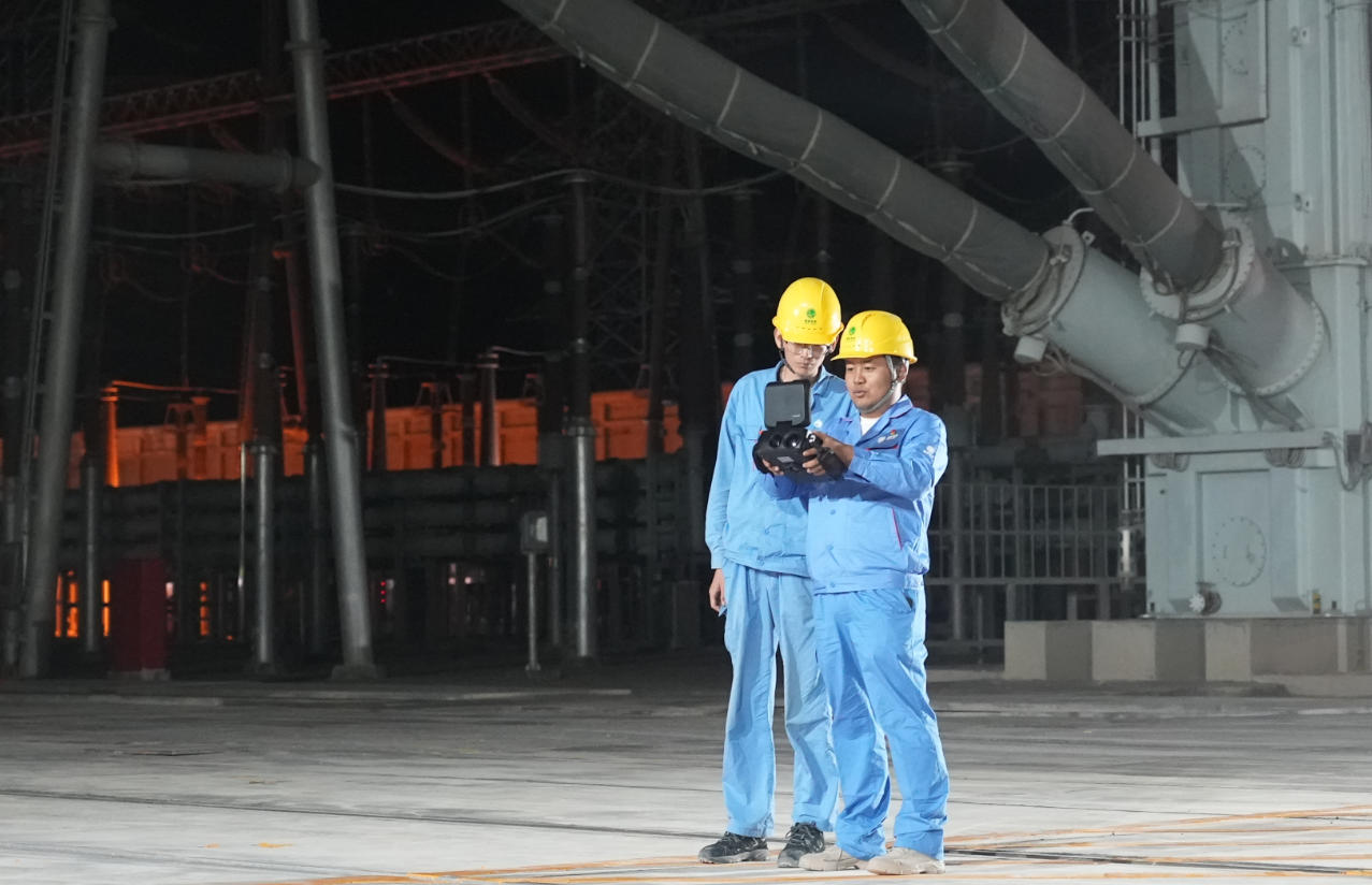 青藏直流二期擴建工程完成建設(shè)，±400千伏柴達木換流站運維人員在設(shè)備區(qū)檢查設(shè)備運行情況。張朋攝