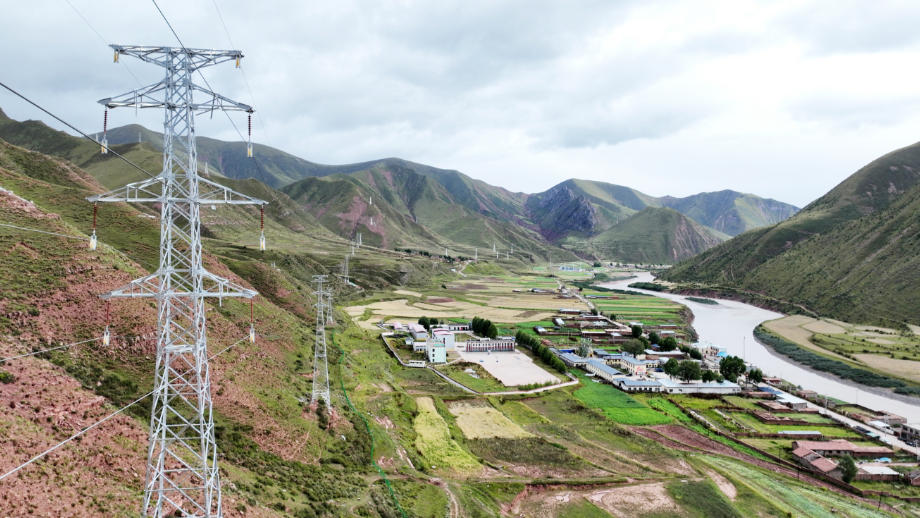 110千伏吉尼賽輸電線路穿越高山雪山抵達(dá)青海囊謙縣吉尼塞鄉(xiāng)。王國棟攝