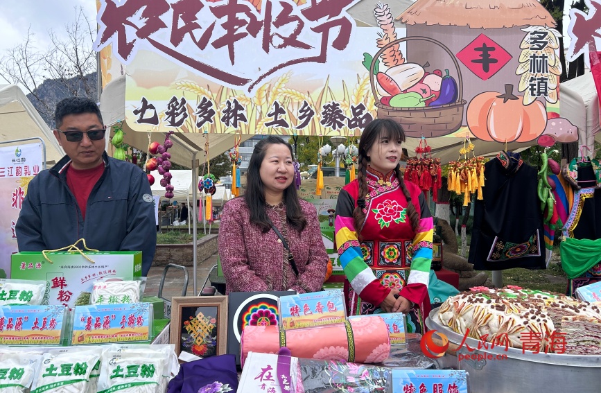 各鄉(xiāng)鎮(zhèn)的農(nóng)特產(chǎn)品展區(qū)。人民網(wǎng)記者 甘海瓊攝