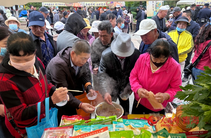 活動(dòng)現(xiàn)場(chǎng)美食品鑒區(qū)。人民網(wǎng)記者 甘海瓊攝