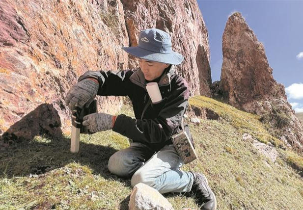 香求松保放置紅外相機(jī)。程宦寧攝