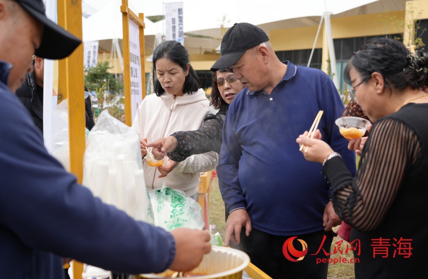 特色市集。人民網(wǎng)記者 甘海瓊攝