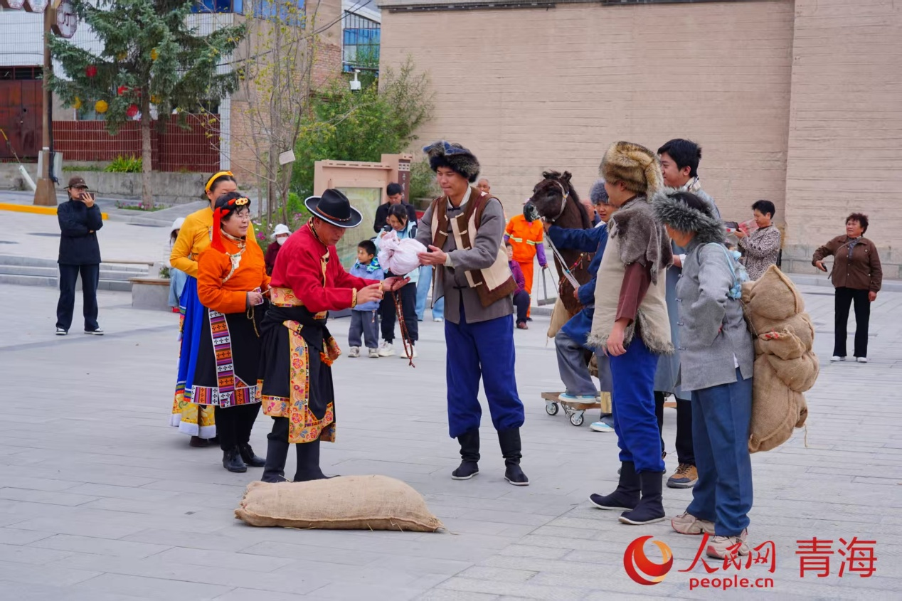 情景劇生動(dòng)再現(xiàn)茶馬商道上以物易物的交易場(chǎng)景。 實(shí)習(xí)生 孟啟昇攝