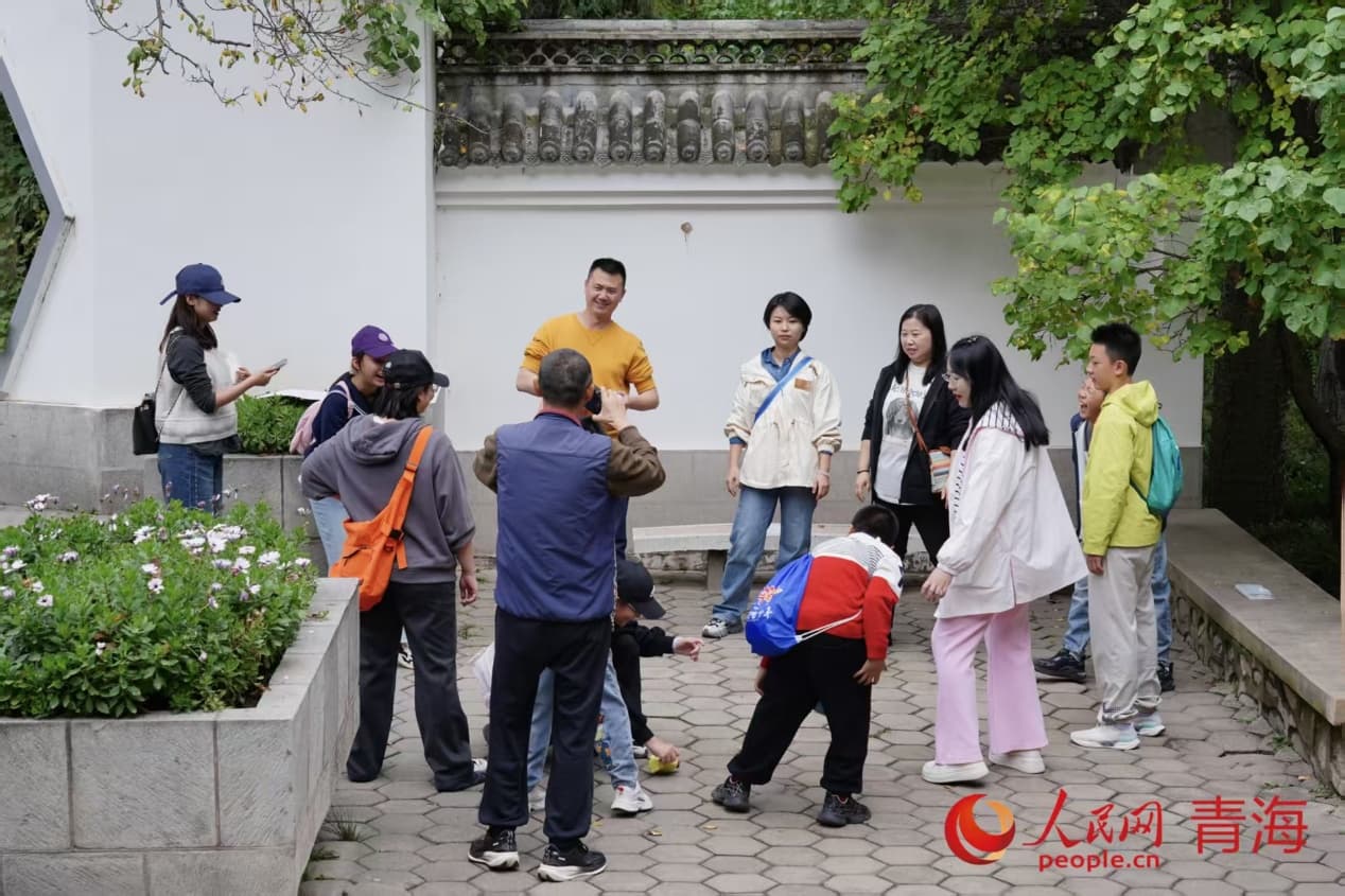 秋游植物園，笑語盈滿園。實習(xí)生 孟啟昇攝