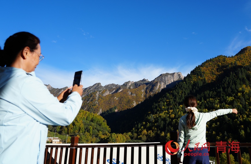 游客打卡群加秋日美景。人民網(wǎng)記者  甘海瓊攝