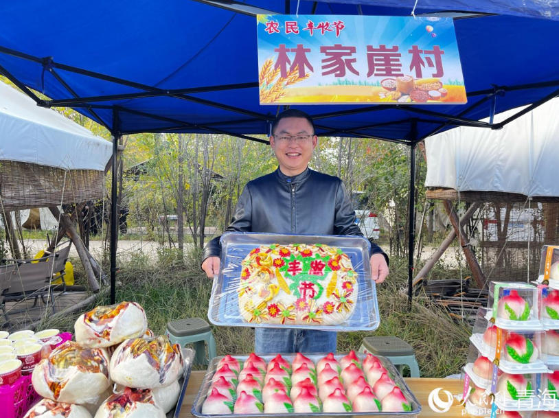 村民展示青海特色月餅。實習(xí)生 馬司宇攝