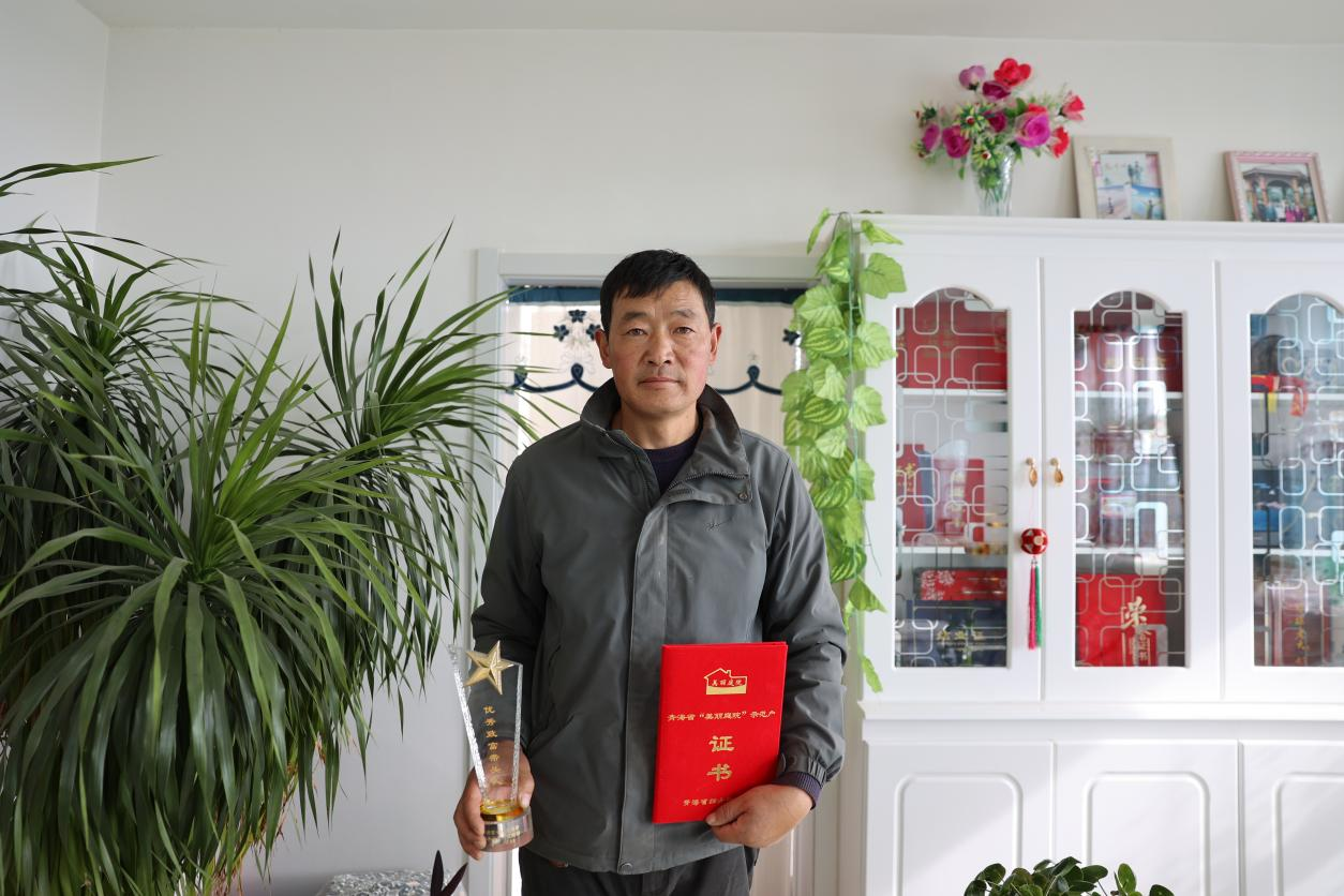 近年來(lái)，劉占龍帶領(lǐng)村民們致富增收，獲得不少榮譽(yù)。馬和鈺攝