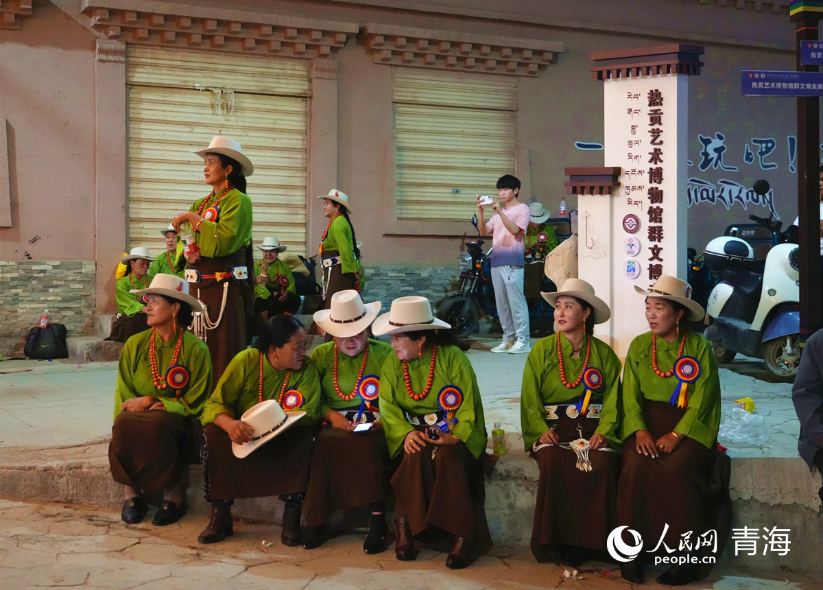 當(dāng)?shù)厝罕娫跓嶝曁瓶ㄋ囆g(shù)小鎮(zhèn)觀看節(jié)目。人民網(wǎng)記者 楊啟紅攝