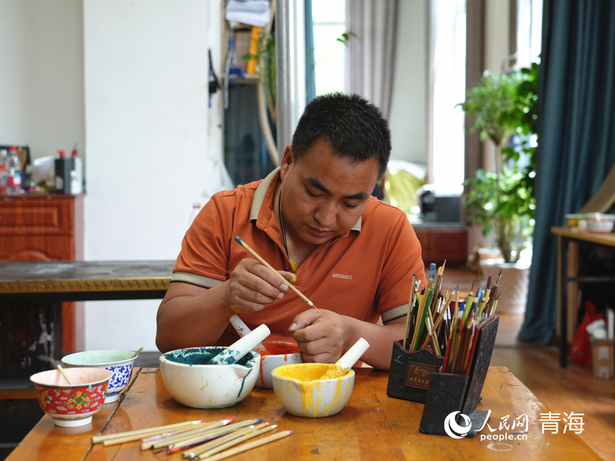 調(diào)試顏料。人民網(wǎng)記者 楊啟紅攝