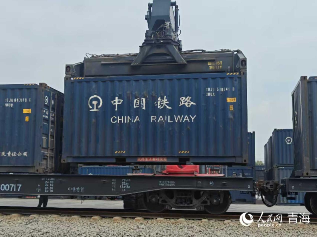 裝載物資。實(shí)習(xí)生 李英杰攝