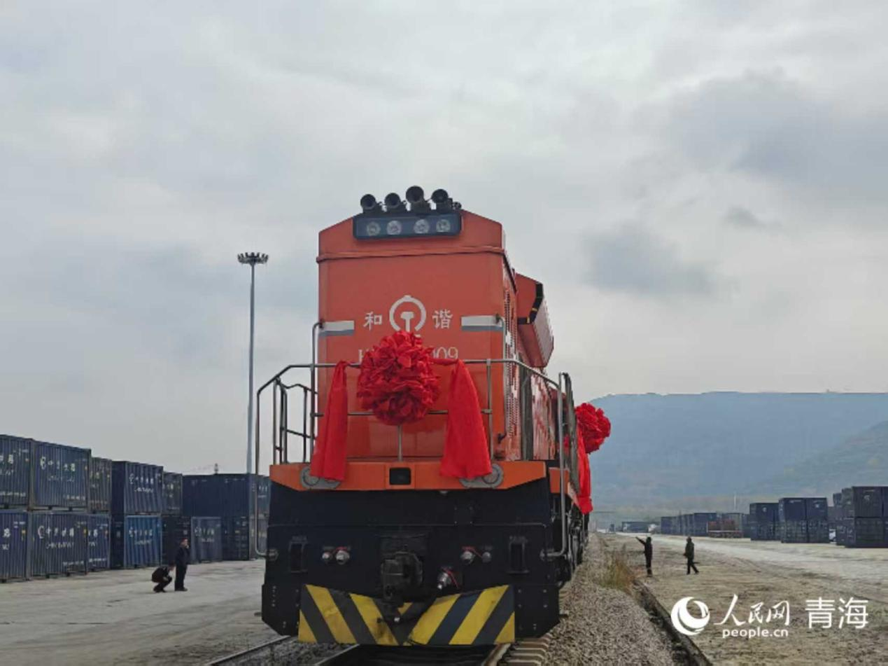 運(yùn)輸專列。實(shí)習(xí)生 李英杰攝