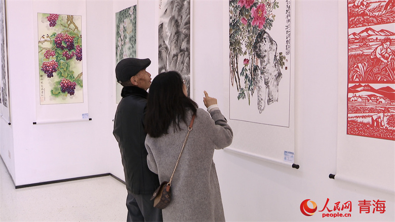 觀眾討論演出。人民網(wǎng) 顧斐菲攝