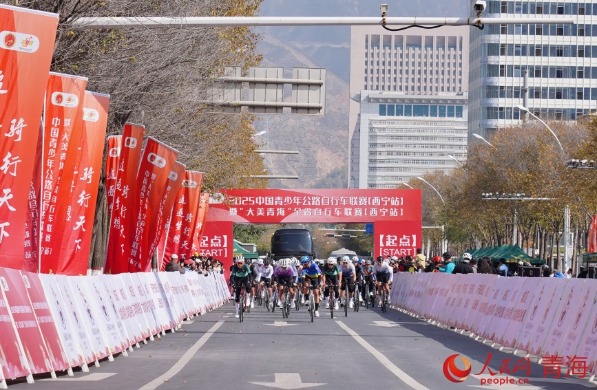 發(fā)令槍響，百騎競(jìng)發(fā)。 實(shí)習(xí)生 孟啟昇攝