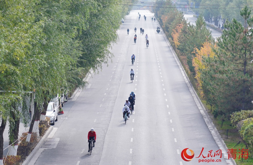 車流如織，穿行高原之城。 實(shí)習(xí)生 孟啟昇攝