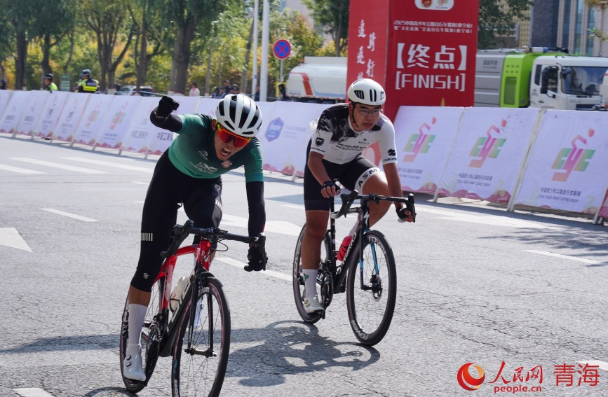 沖線一刻，振臂高呼。 實習(xí)生 孟啟昇攝