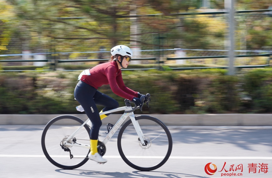 車輪飛轉(zhuǎn)，身影如箭。 實習(xí)生 孟啟昇攝