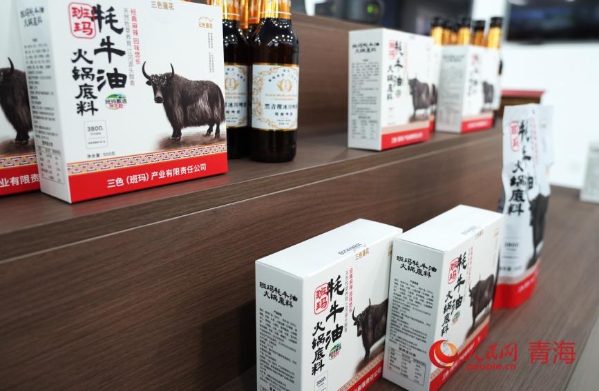 班瑪縣自行開(kāi)發(fā)的牦牛油火鍋料。人民網(wǎng)記者 甘海瓊攝
