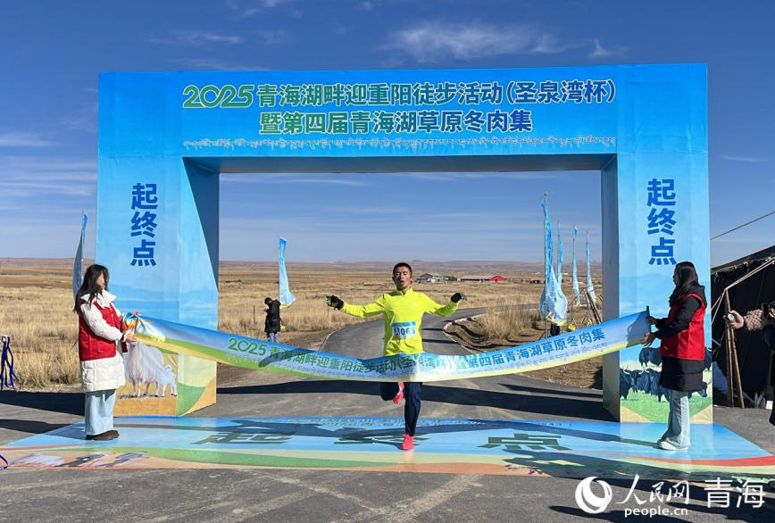 參賽選手沖過終點(diǎn)。實(shí)習(xí)生 馬司宇攝