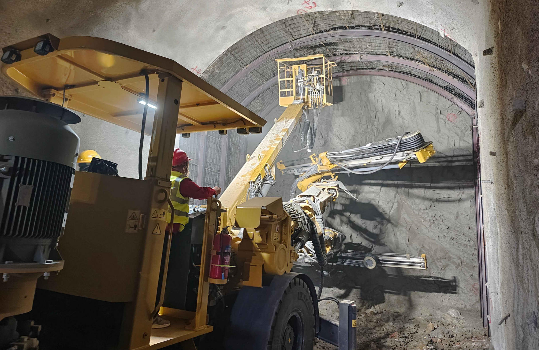 青海哇讓抽水蓄能電站施工人員正在對通安洞進(jìn)行支護(hù)施工?？剂紨z