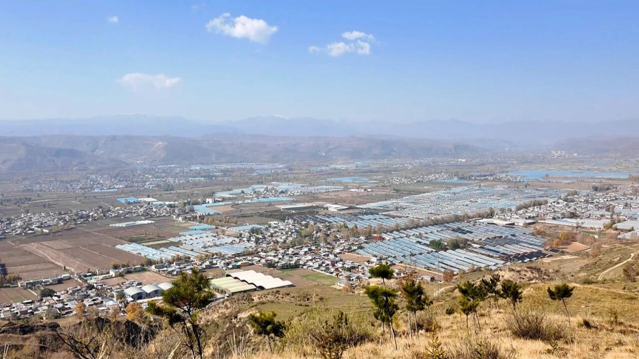 遠(yuǎn)眺巴達(dá)村。王文霞攝