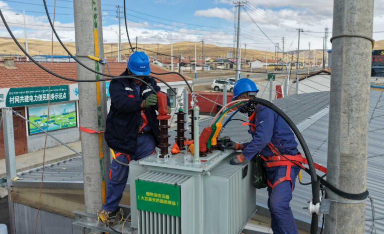 11月5日，由國網(wǎng)青海省電力公司研制的10千伏植物油配電變壓器在青海瑪多縣瑪拉驛村完成安裝調(diào)試并掛網(wǎng)運行。劉玉斌攝