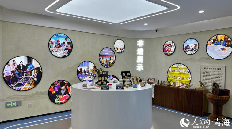 溫格兩地共創(chuàng)文創(chuàng)產(chǎn)品展示。實(shí)習(xí)生 馬司宇攝