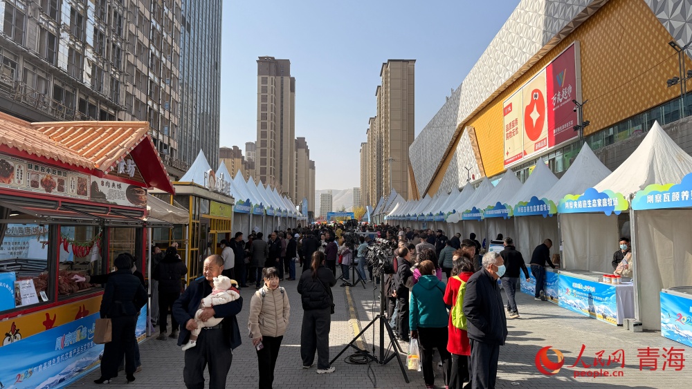 活動(dòng)現(xiàn)場(chǎng)人頭攢動(dòng)。人民網(wǎng) 況玉攝